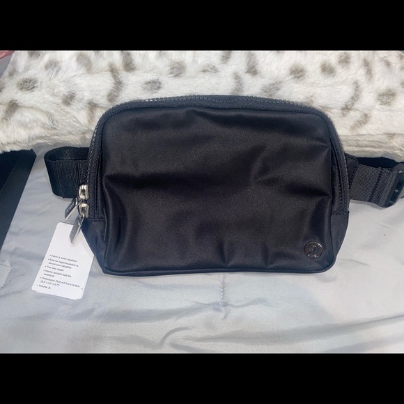 NWT LULULEMON EVERYWHERE BELT BAG - Picture 7 of 17
